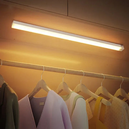 Kabellose LED-Nachtlicht mit Bewegungssensor, USB-C wiederaufladbare Lampe für Kleiderschrank, Garderobe, Küche, Treppen, Schrank, Raumhintergrundbeleuchtung