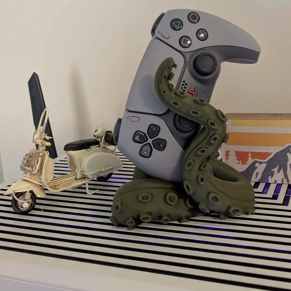 3D Printed Octopus Game Controller Stand Suitable for PS5 Controllers Desktop Stand Holiday Gift Home Decor Statue Ornament